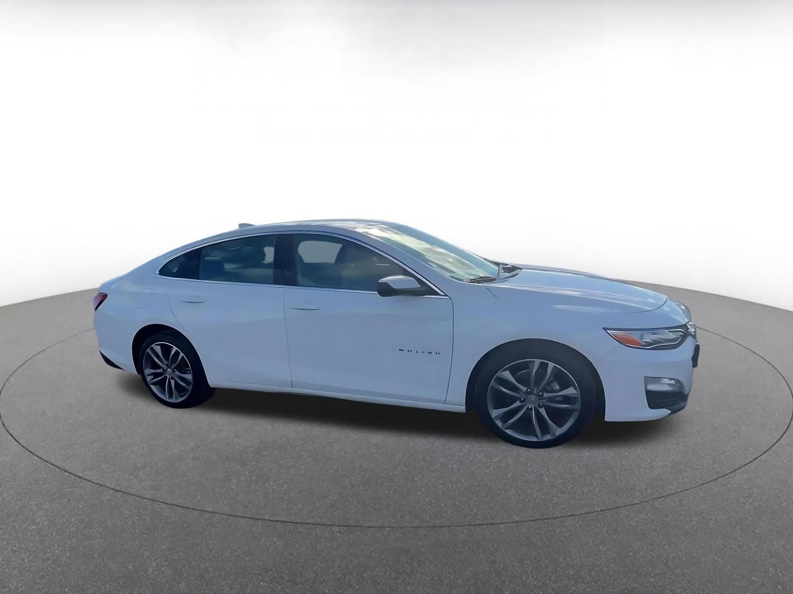 Used 2024 Chevrolet Malibu LT image 2