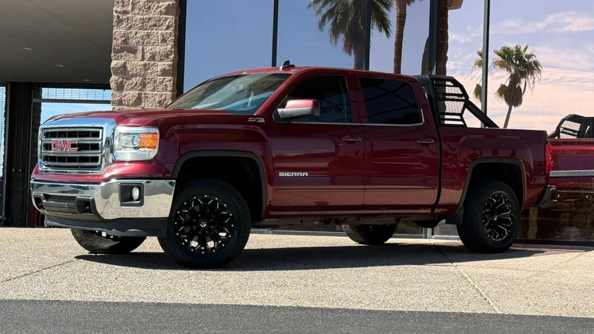 Used 2015 GMC Sierra 1500 SLE w/ SLE Value Package AWD/4WD image 3