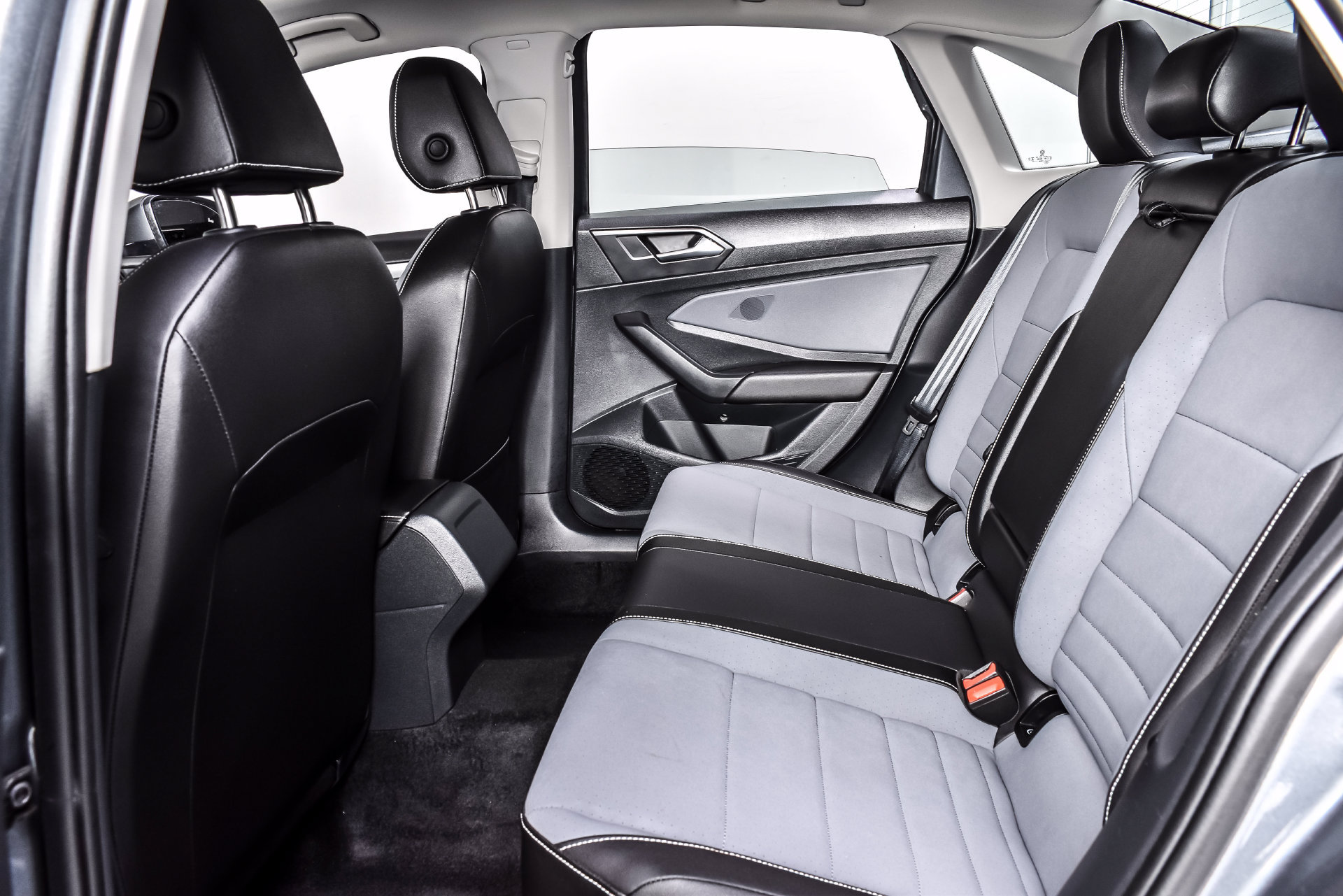 Used 2025 Volkswagen Jetta SE FWD image 19