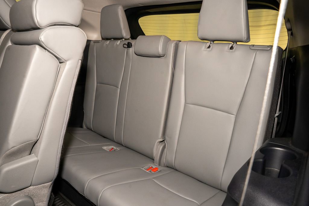 Used 2024 Toyota Highlander XLE image 11