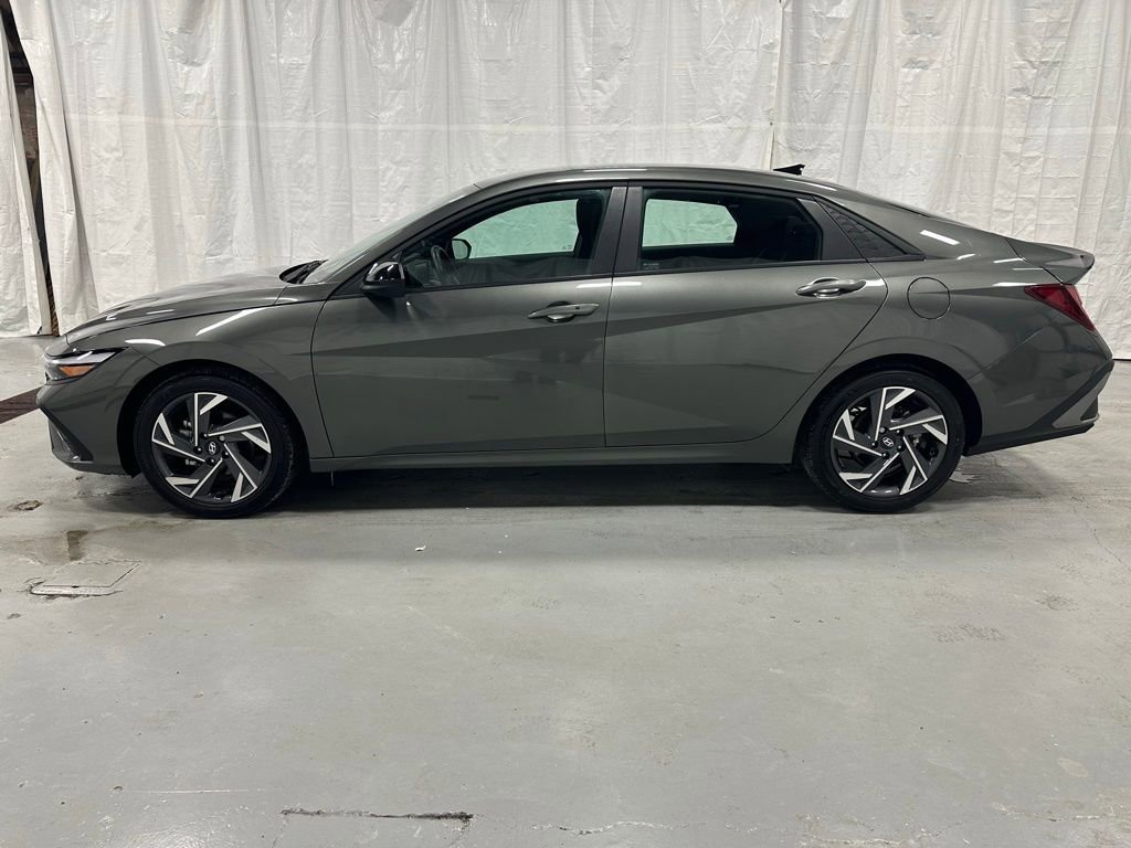 Used 2025 Hyundai Elantra Sport image 4