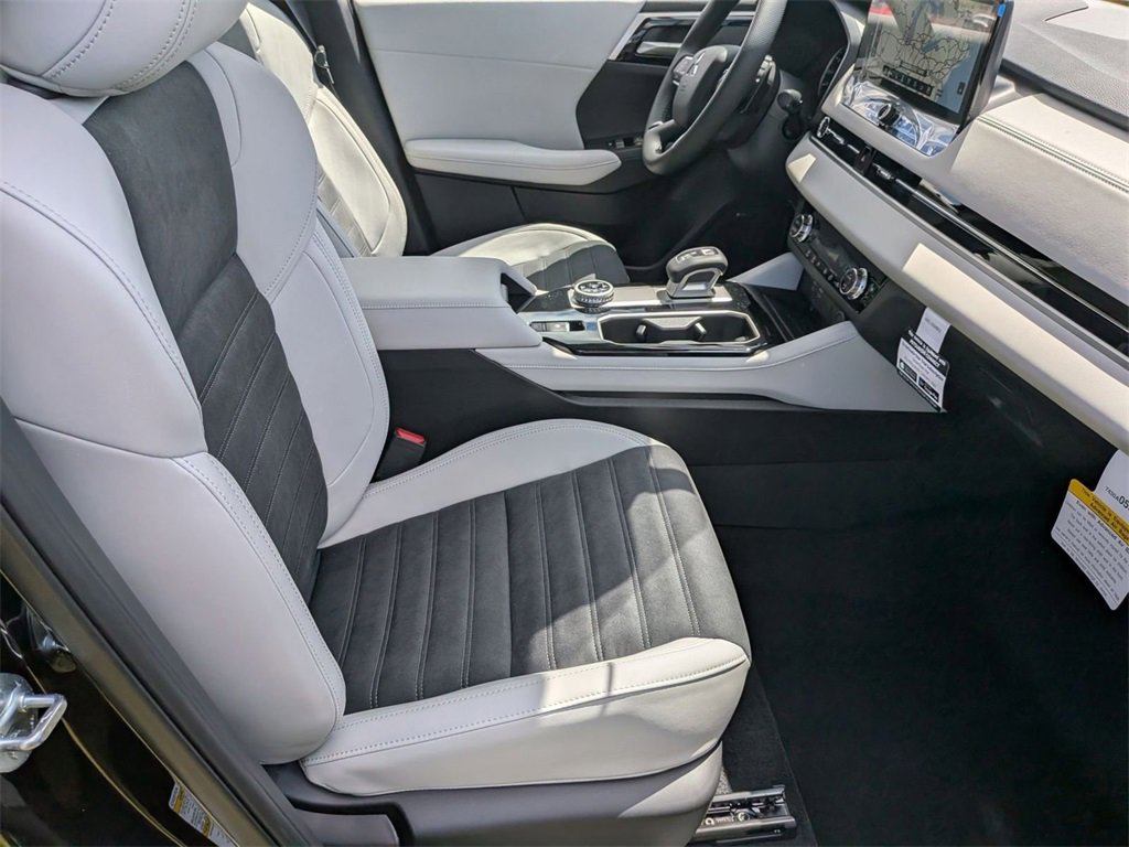 New 2025 Mitsubishi Outlander SE image 30