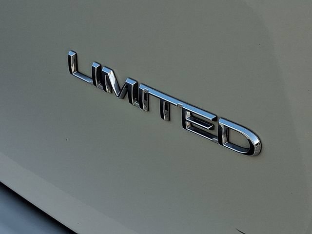 Used 2017 Chrysler Pacifica Limited FWD image 32