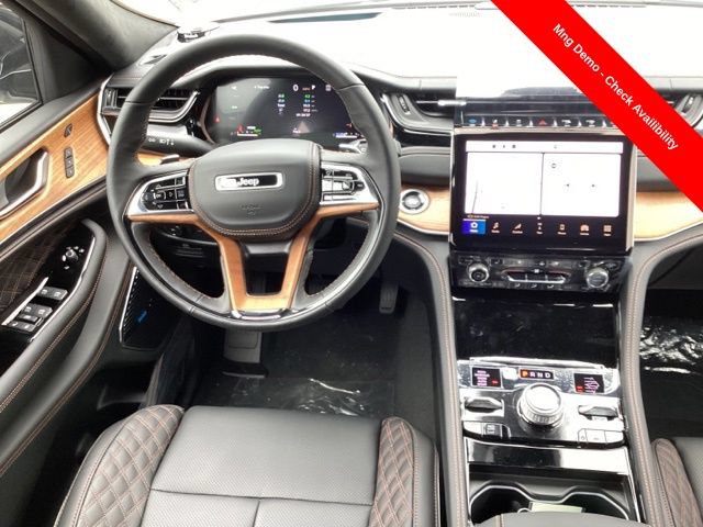 Used 2023 Jeep Grand Cherokee Summit AWD/4WD image 9