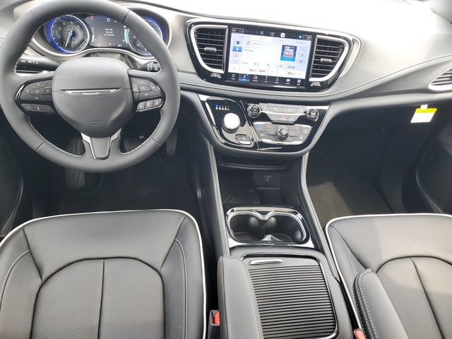 New 2027 Chrysler Pacifica Limited w/ Family Tech Group AWD/4WD image 13