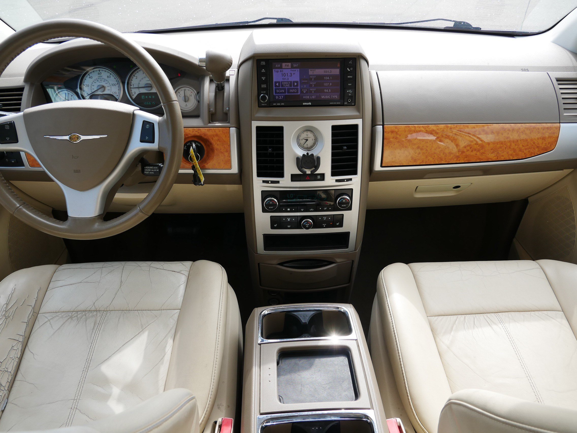 Used 2010 Chrysler Town & Country Limited FWD image 10