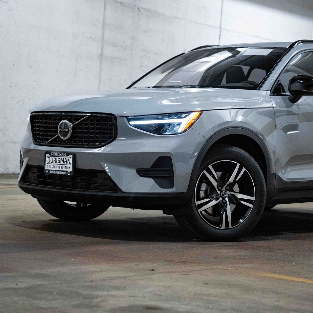 New 2026 Volvo XC40 B5 Core AWD/4WD image 2