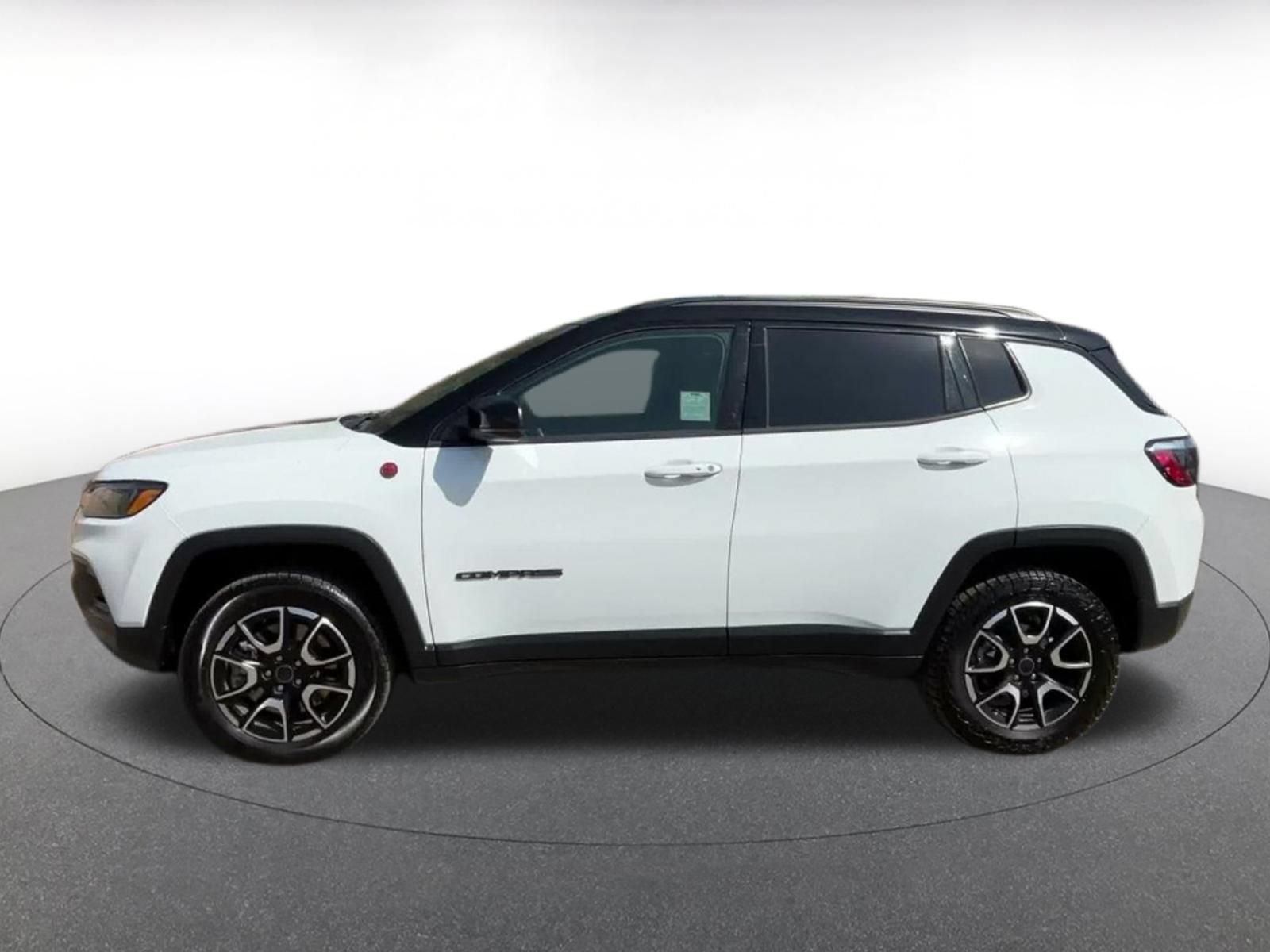 Used 2025 Jeep Compass Trailhawk AWD/4WD image 8