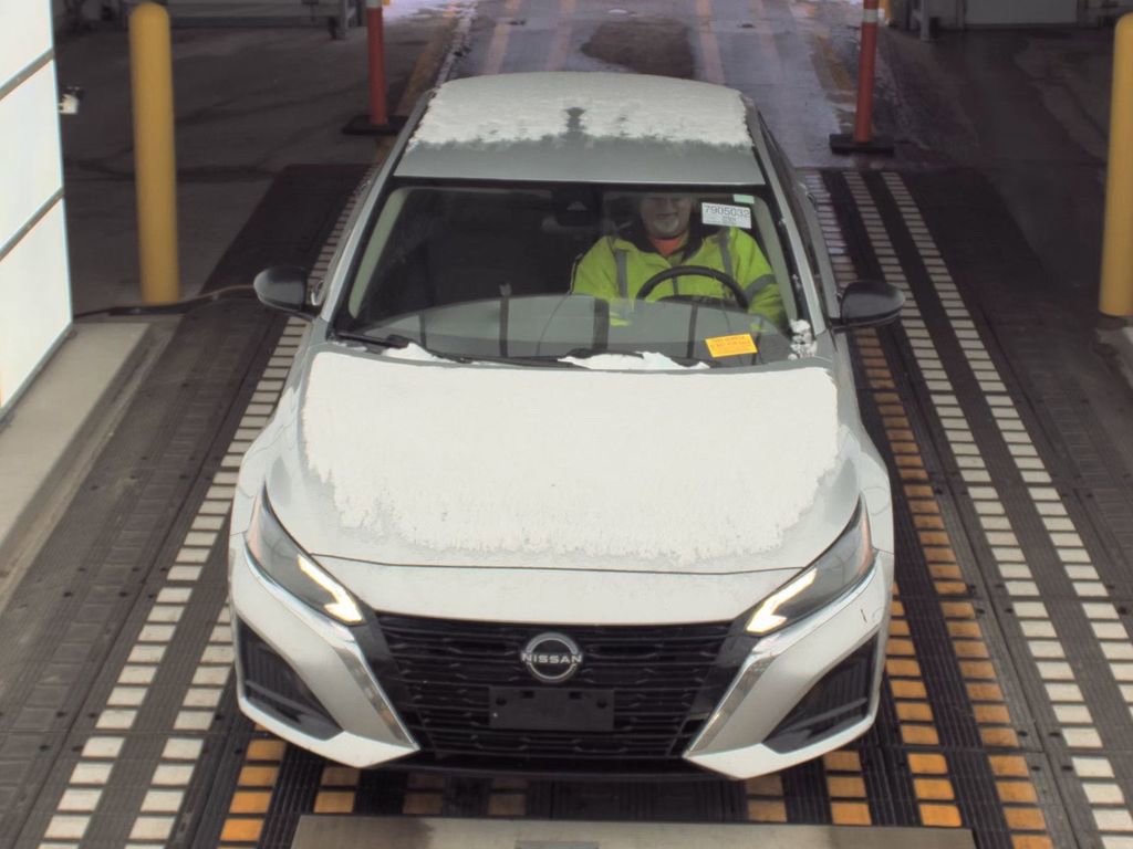 Used 2024 Nissan Altima 2.5 SV image 2