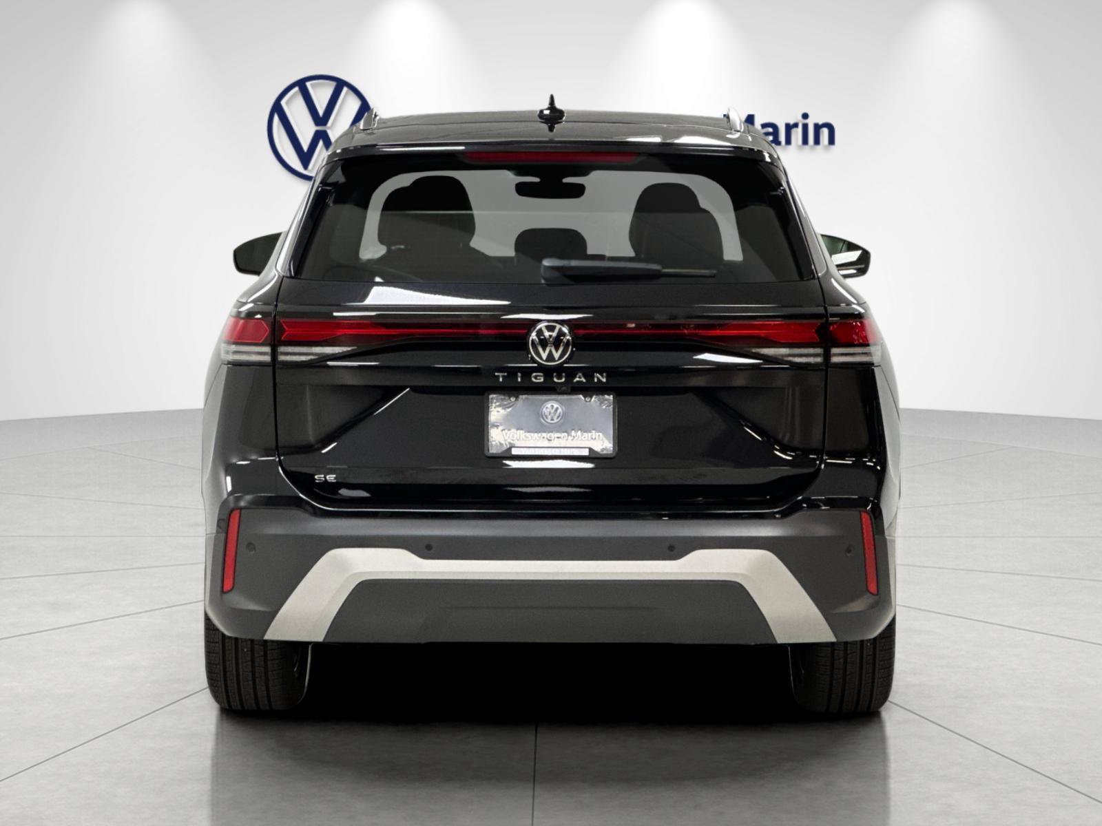 Used 2025 Volkswagen Tiguan SE w/ Panoramic Sunroof Package FWD image 4