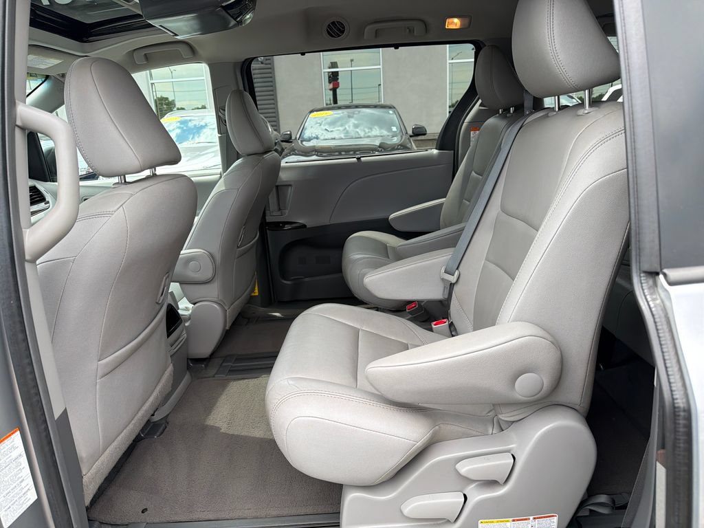 Used 2015 Toyota Sienna XLE FWD image 24
