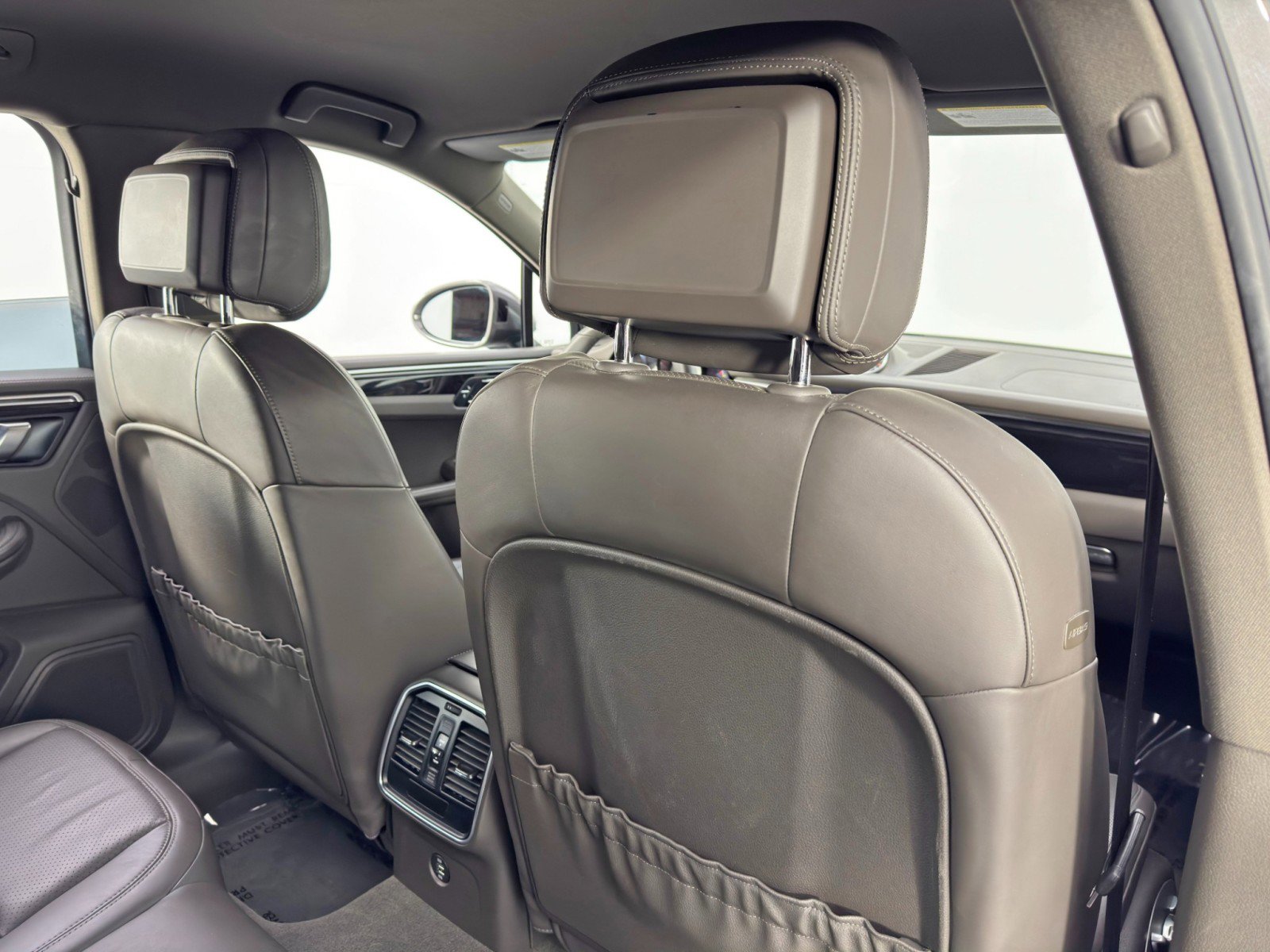 Used 2018 Porsche Macan S image 33