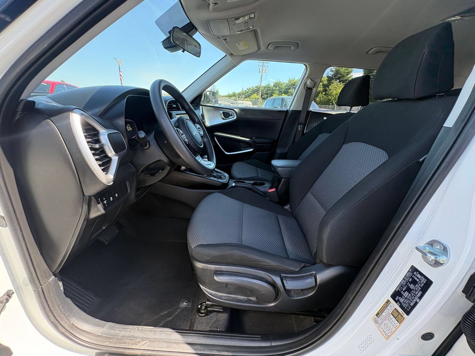 Used 2025 Kia Soul LX w/ LX Technology Package FWD image 24