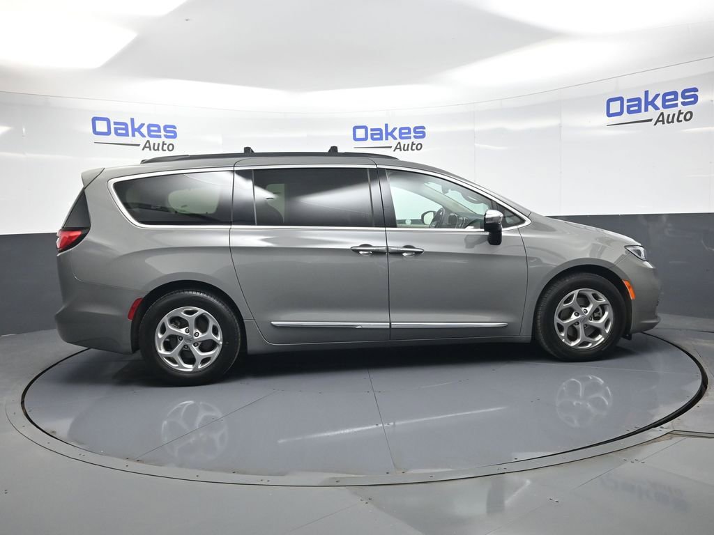 Used 2023 Chrysler Pacifica Limited image 9