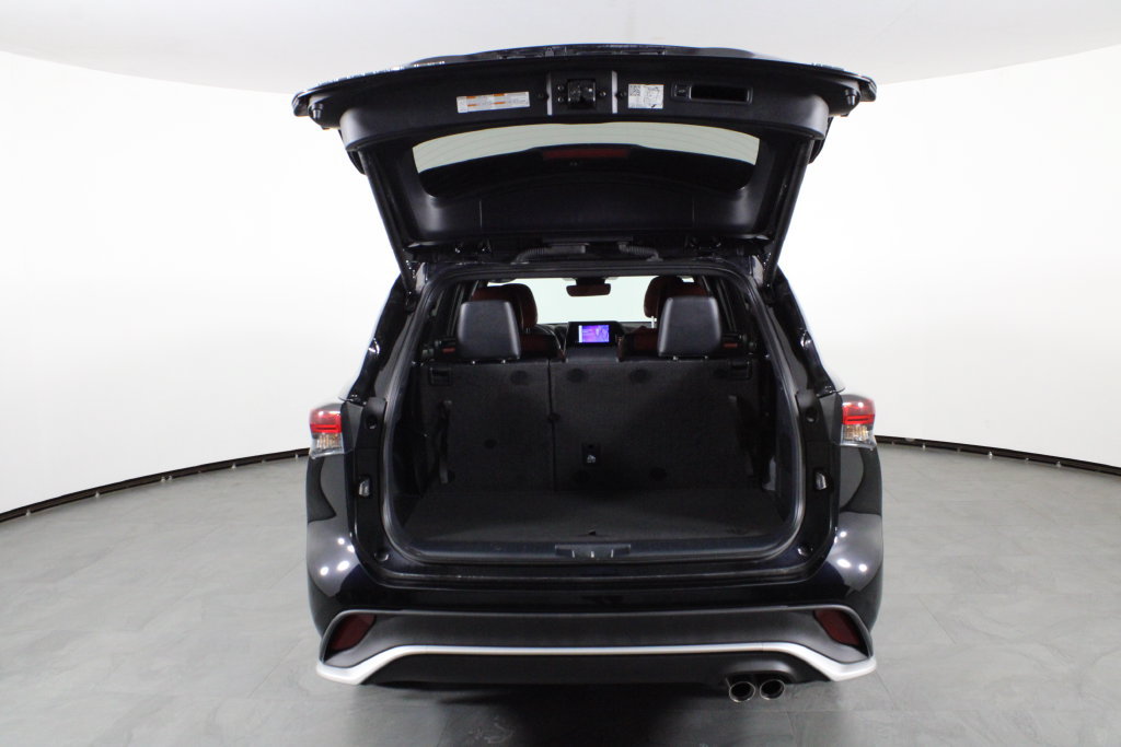 Used 2024 Toyota Highlander XSE FWD image 16