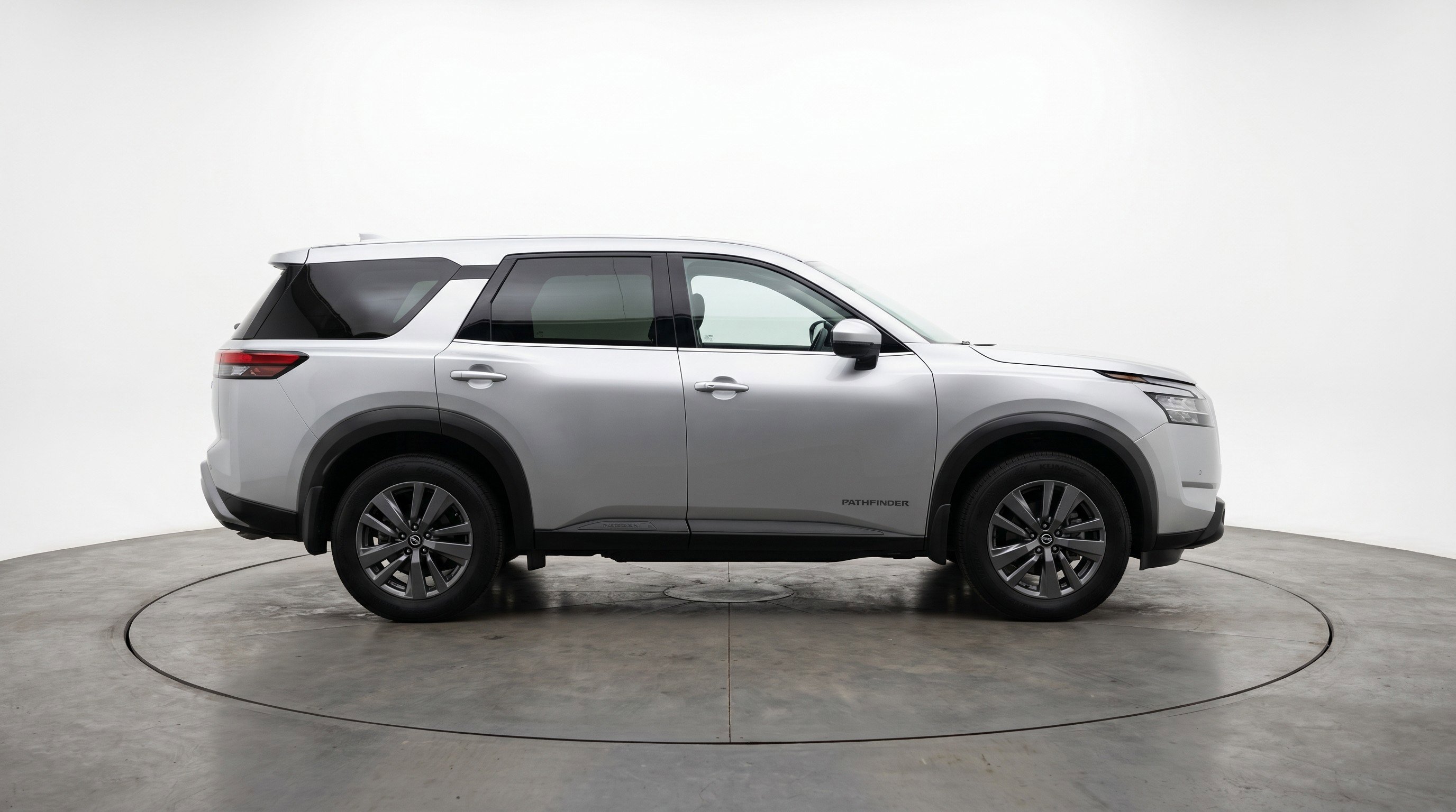 Used 2025 Nissan Pathfinder SV image 5