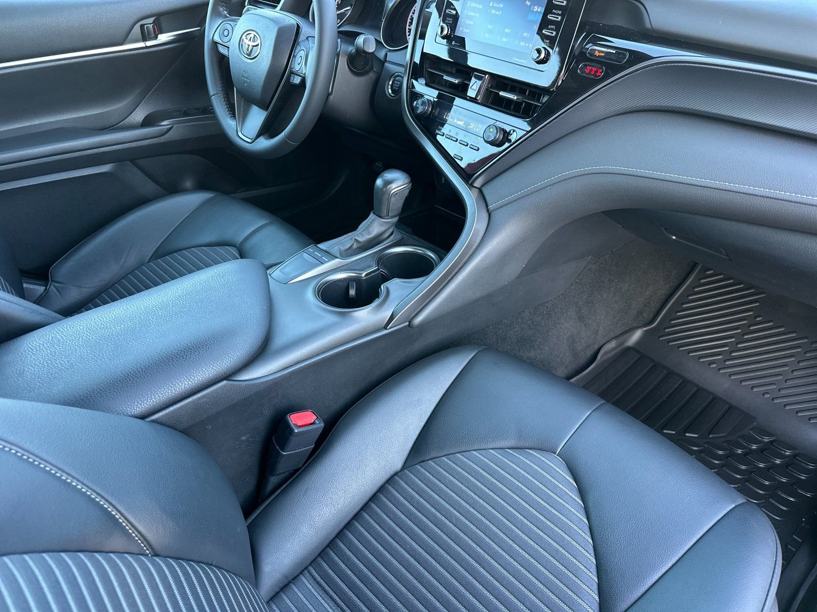 Used 2022 Toyota Camry SE w/ Convenience Package image 15