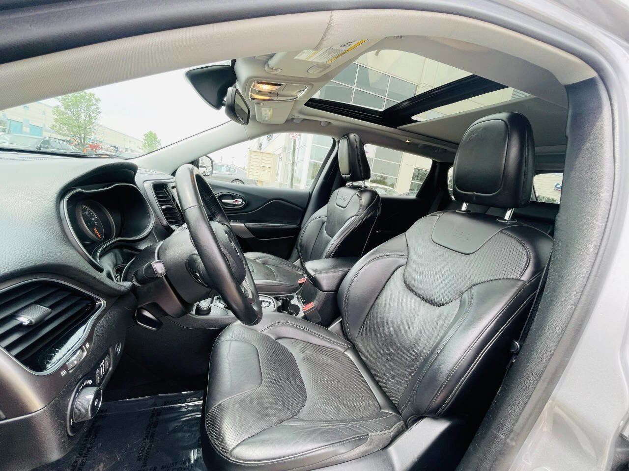 Used 2019 Jeep Cherokee Limited image 14