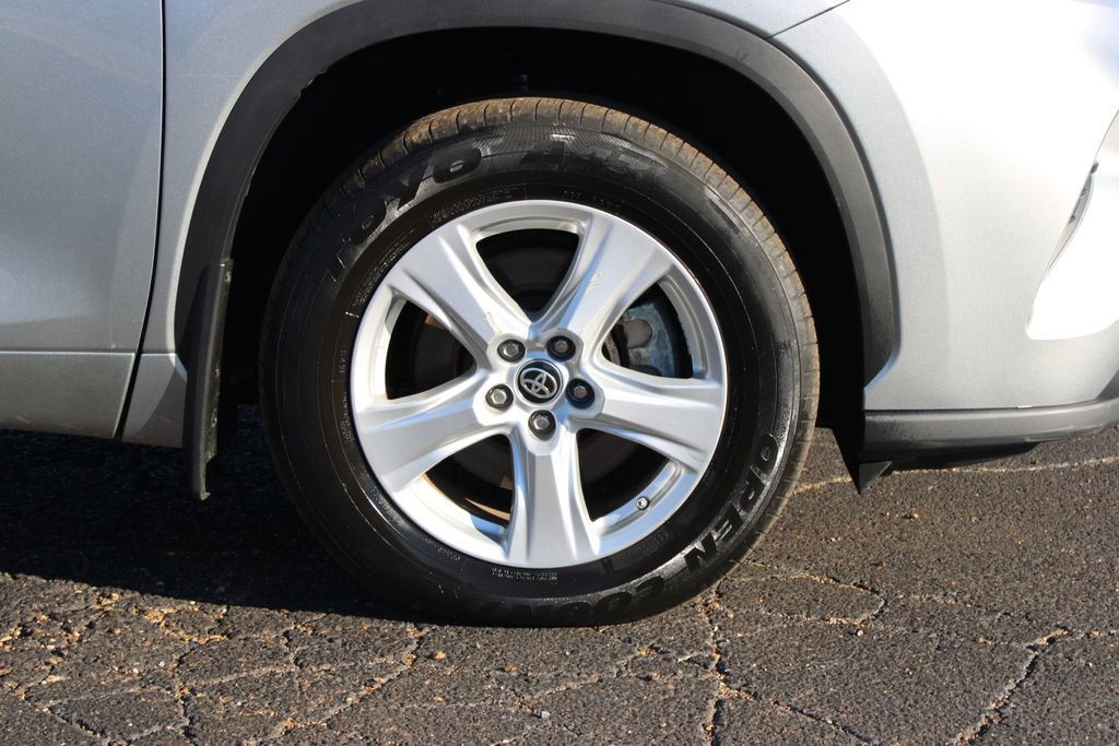 Used 2024 Toyota Highlander LE image 12