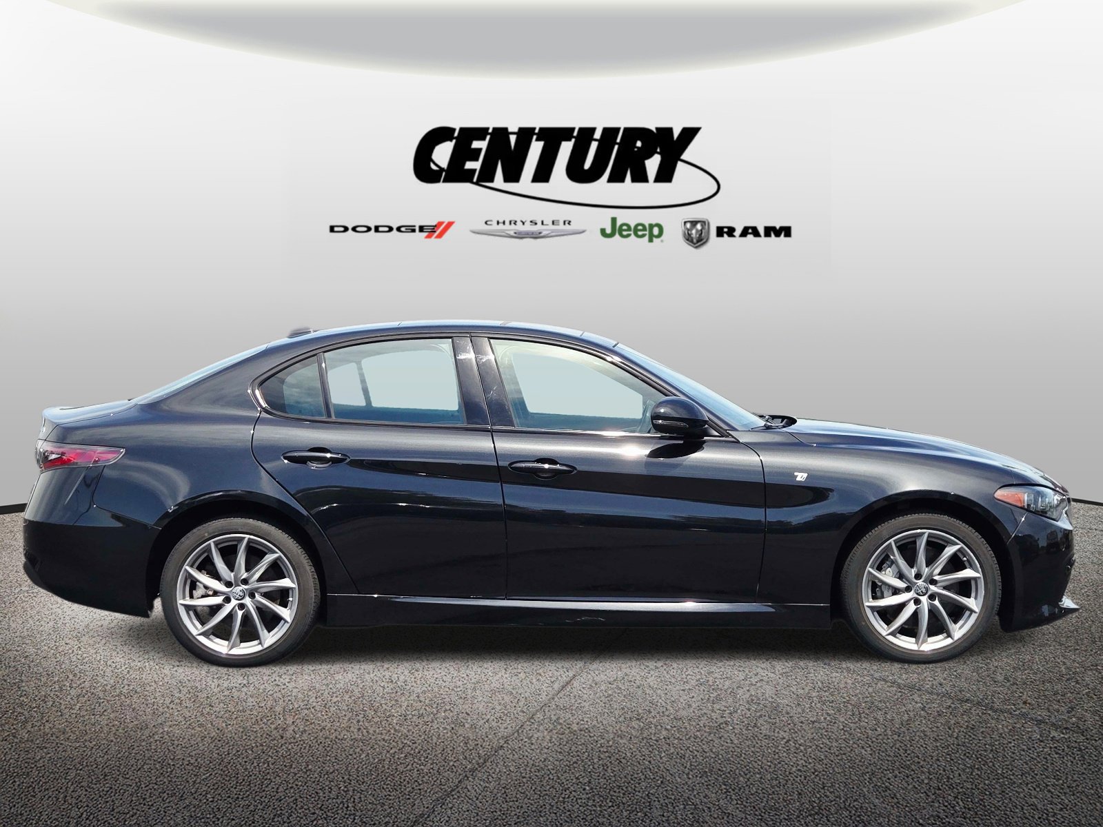 Used 2024 Alfa Romeo Giulia Ti AWD/4WD image 2