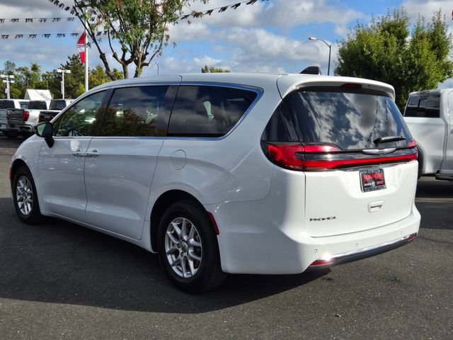Used 2024 Chrysler Pacifica Touring-L FWD image 6