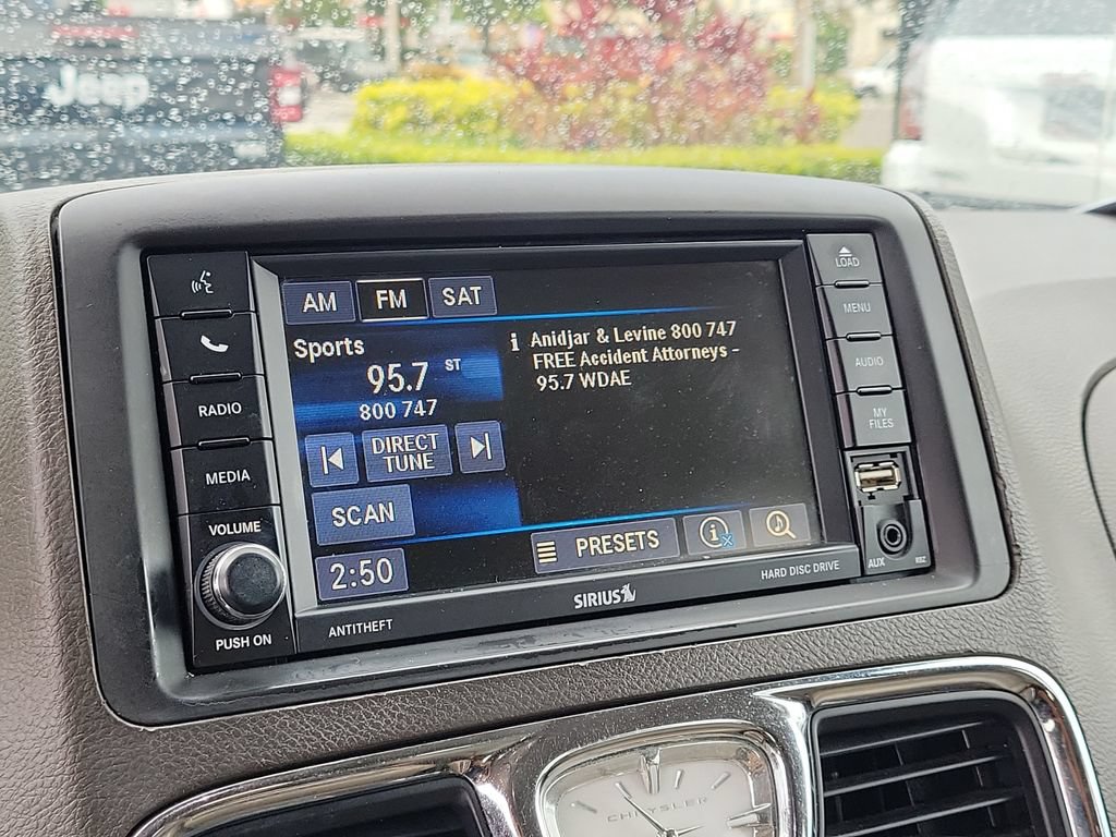 Used 2014 Chrysler Town & Country Touring FWD image 21