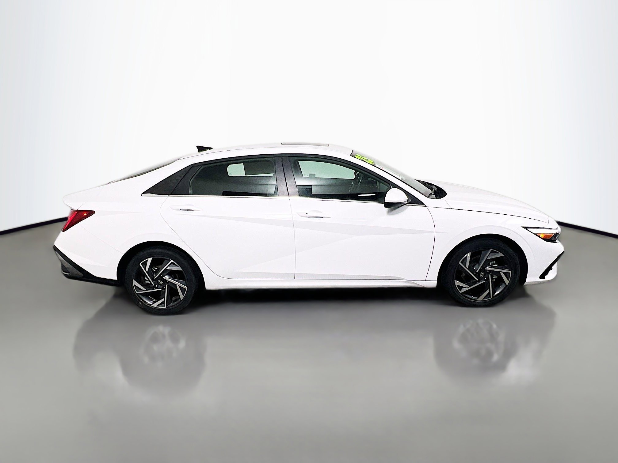 Used 2025 Hyundai Elantra SEL image 3