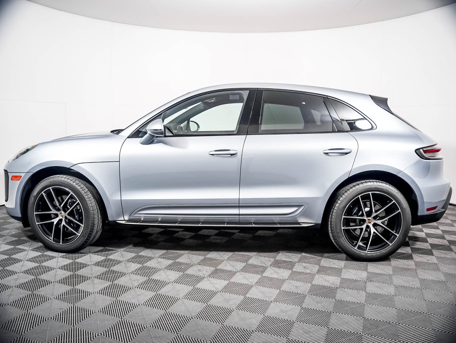 Certified 2023 Porsche Macan AWD/4WD image 2
