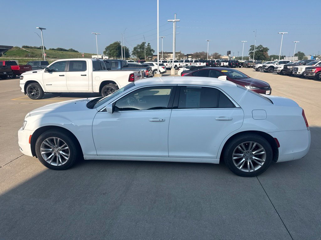 Used 2017 Chrysler 300 Limited RWD image 6