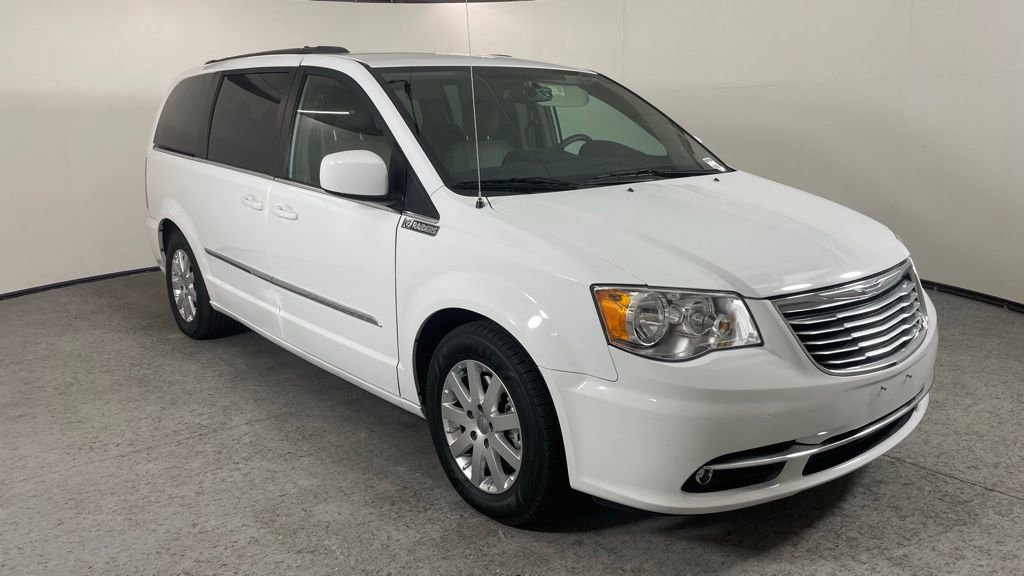 Used 2016 Chrysler Town & Country Touring FWD image 3