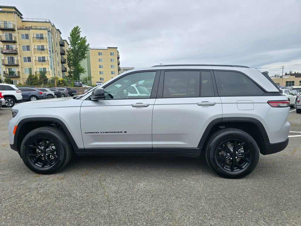 Used 2025 Jeep Grand Cherokee Altitude AWD/4WD image 4