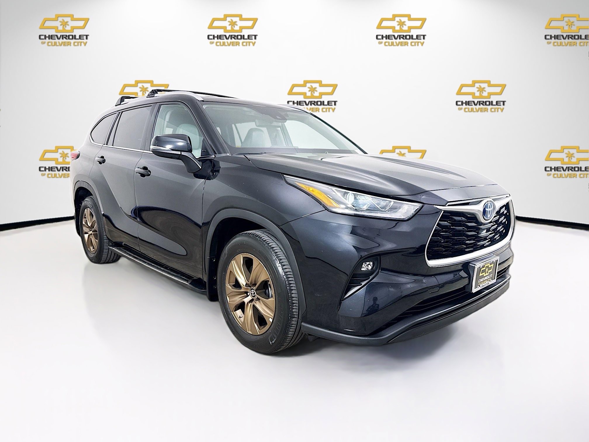 Used 2022 Toyota Highlander Bronze Edition FWD image 1
