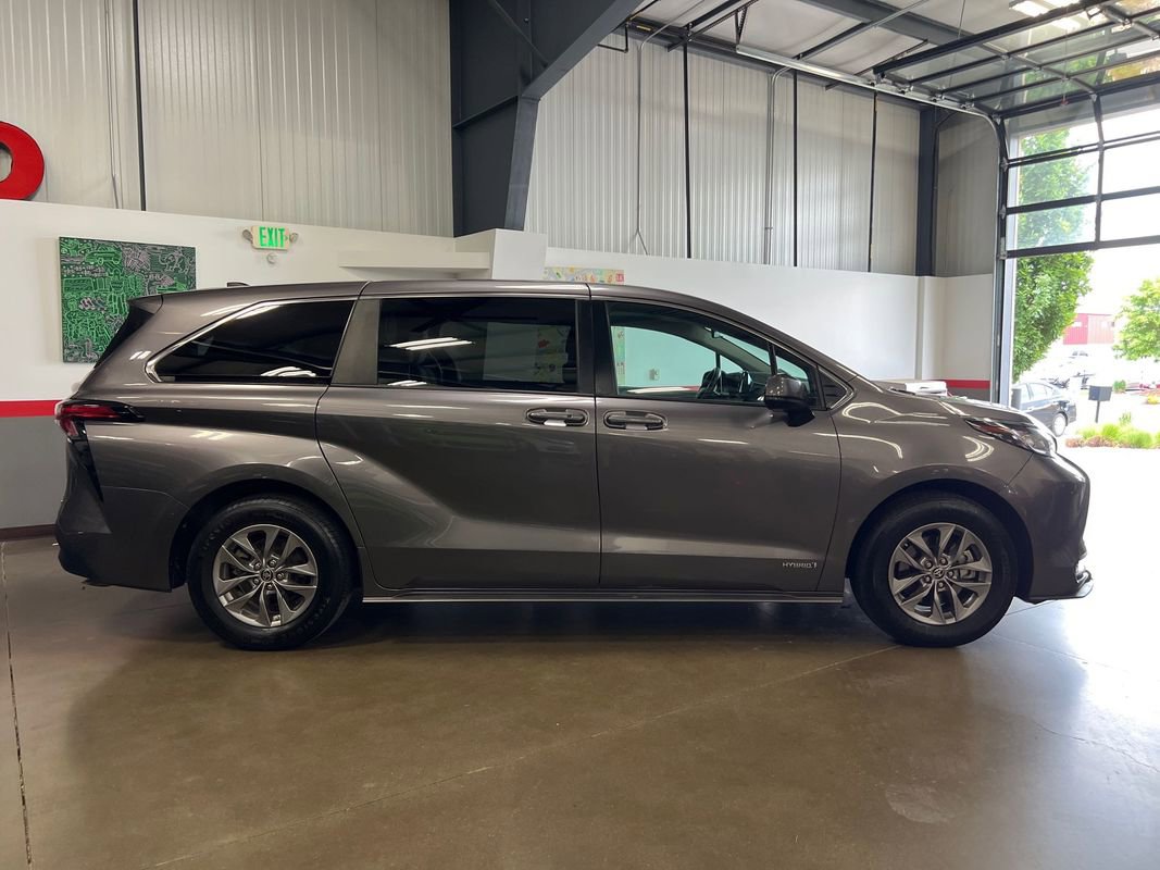 Used 2021 Toyota Sienna LE image 4