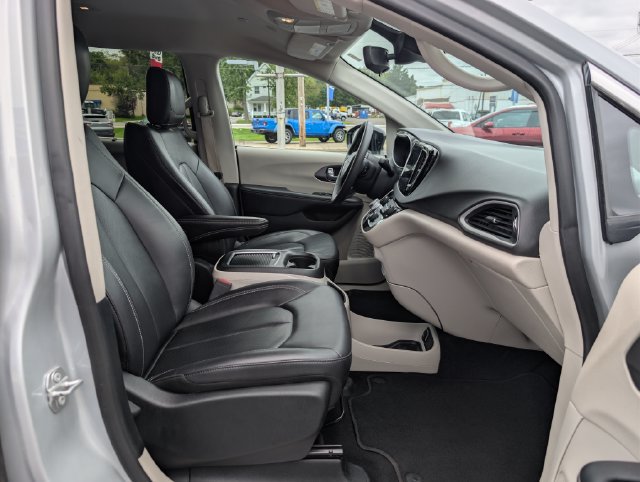 Used 2024 Chrysler Pacifica Touring-L FWD image 12