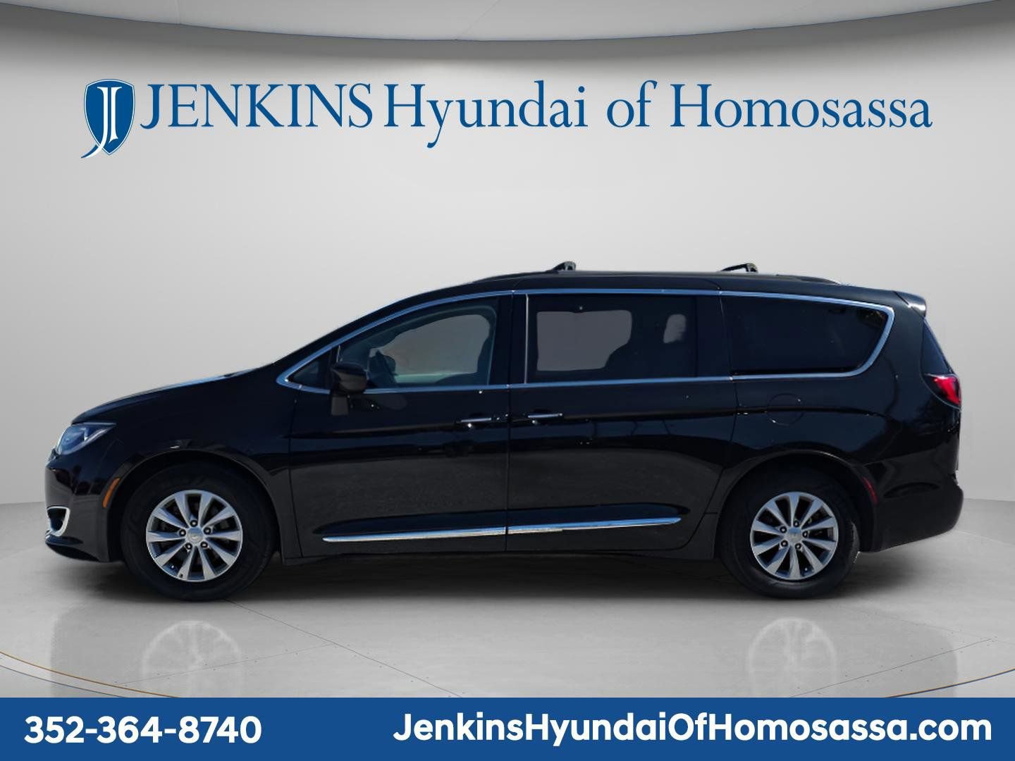 Used 2017 Chrysler Pacifica Touring-L image 4