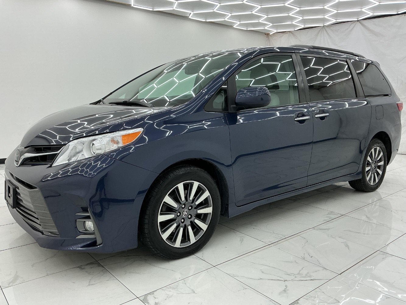 Used 2020 Toyota Sienna XLE AWD/4WD image 6