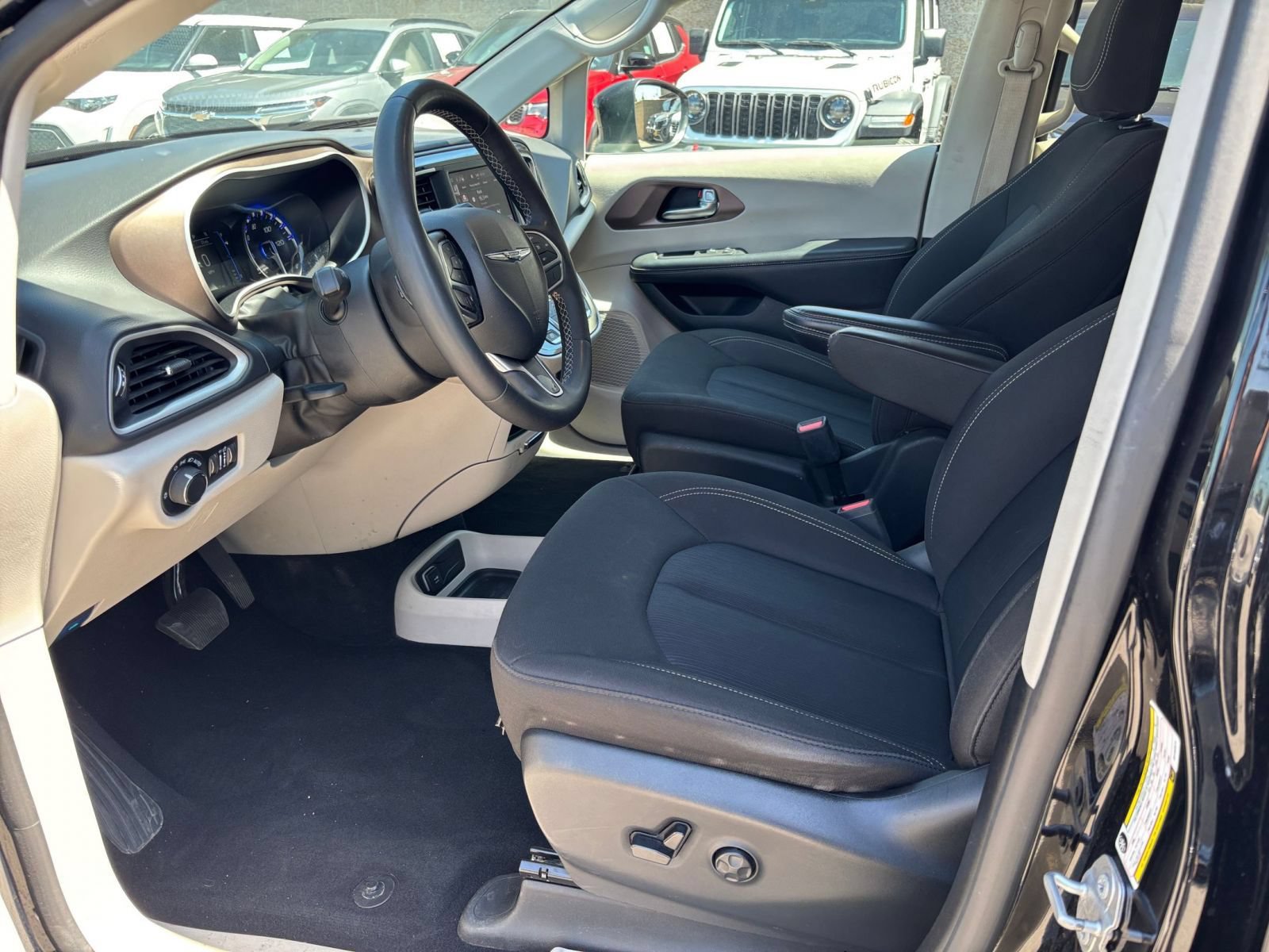 Used 2024 Chrysler Voyager LX FWD image 28