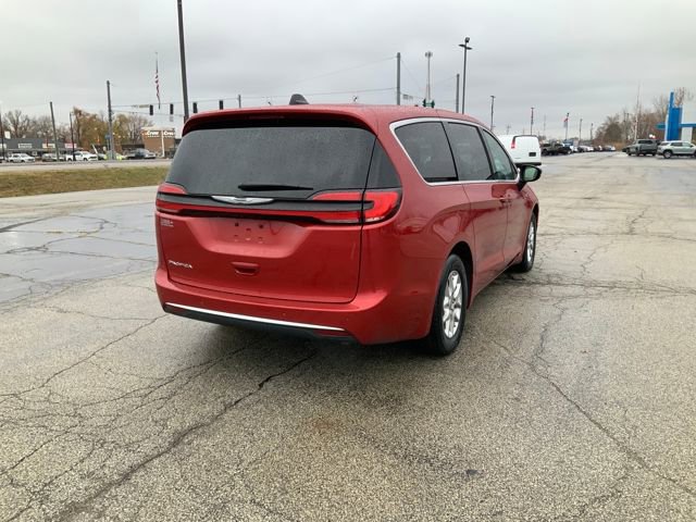 Used 2025 Chrysler Pacifica Select image 7