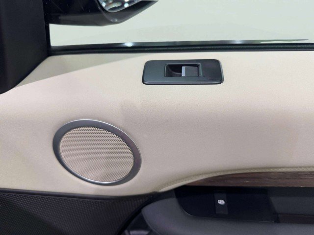 Used 2017 Land Rover Discovery HSE image 39