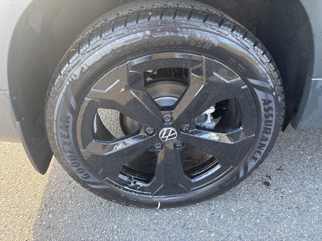 New 2025 Volkswagen Taos SEL image 6
