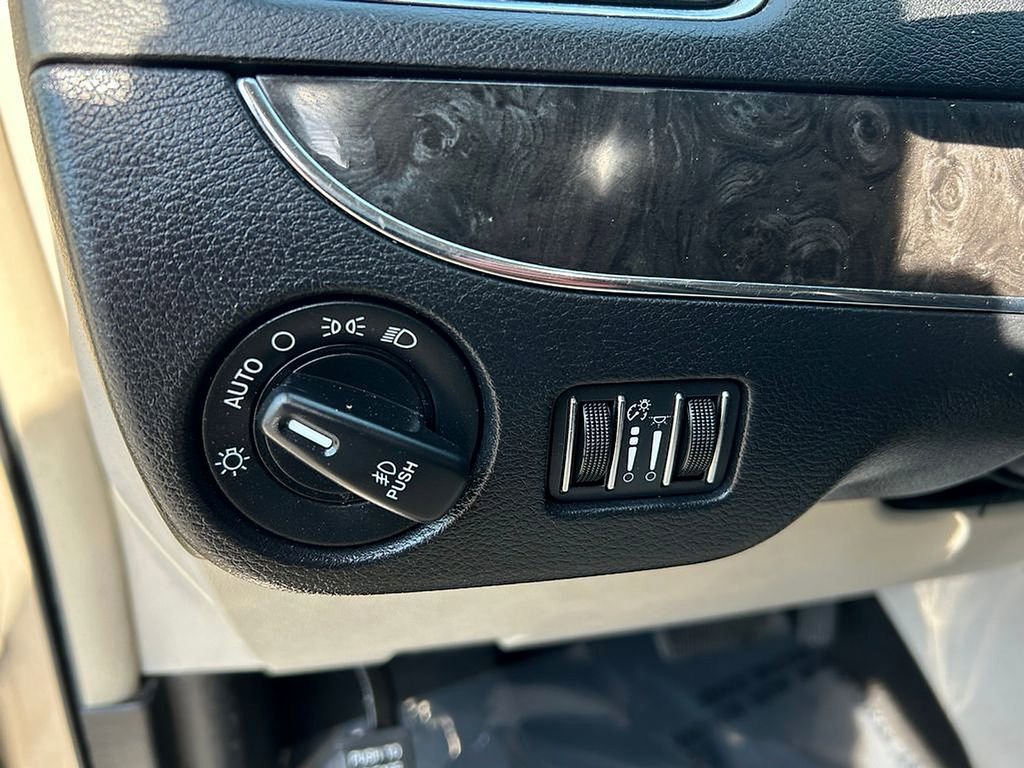 Used 2015 Chrysler Town & Country Touring w/ Driver Convenience Group FWD image 19