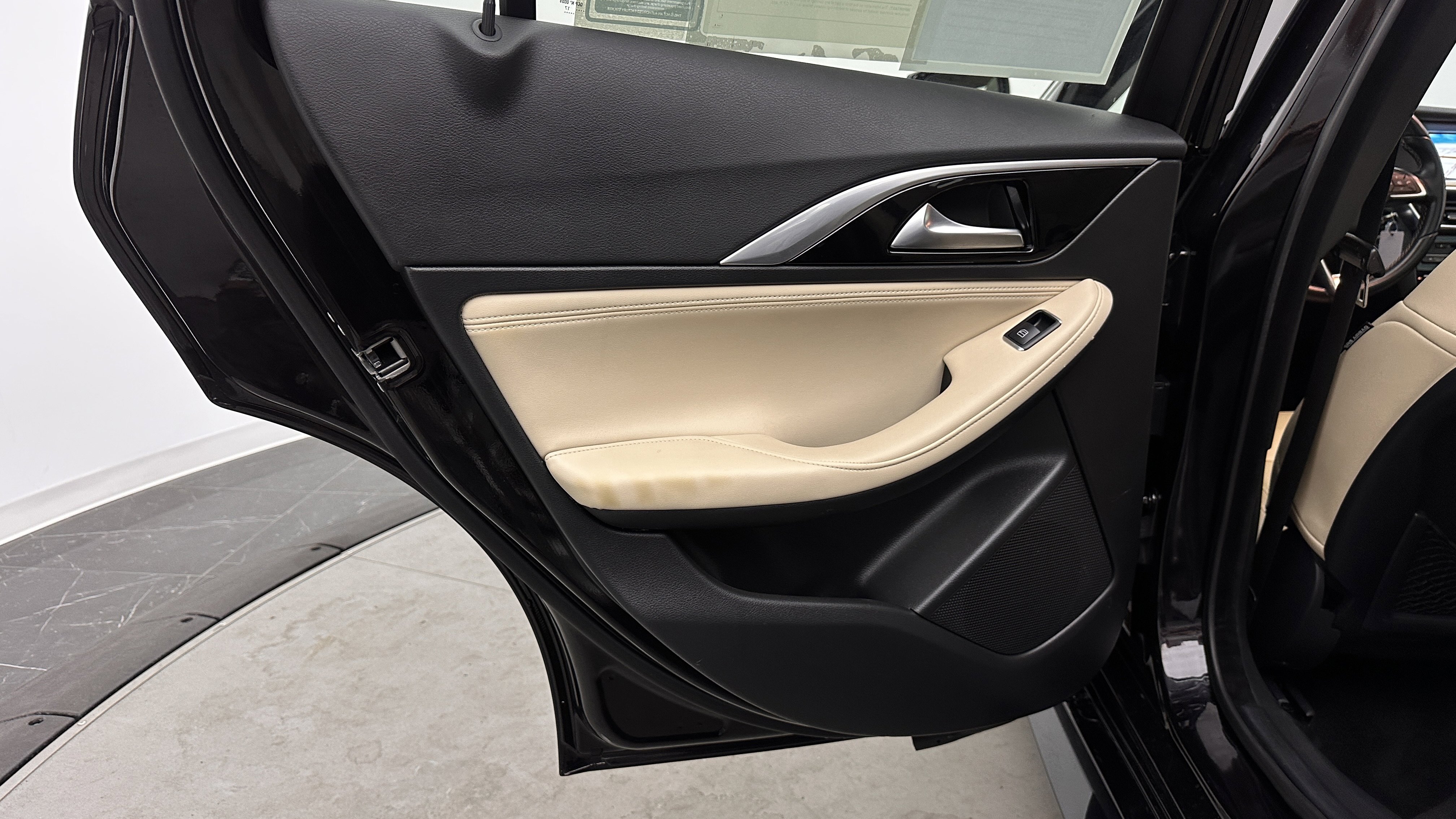 Used 2018 INFINITI QX30 Premium w/ Navigation Package FWD image 26