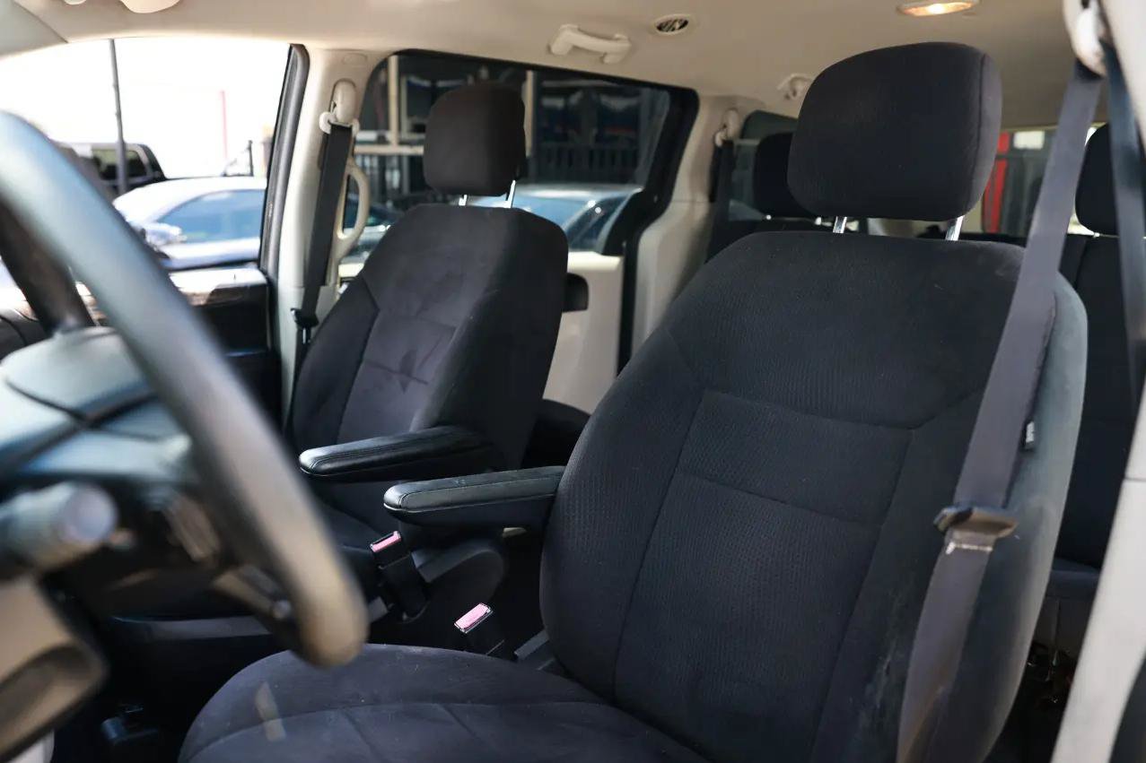 Used 2011 Dodge Grand Caravan Express FWD image 6