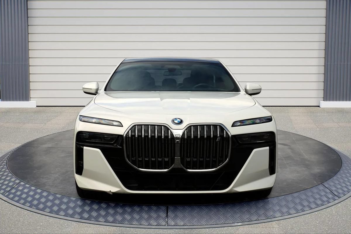 Used 2023 BMW i7 xDrive60 w/ Executive Package 2 AWD/4WD image 2