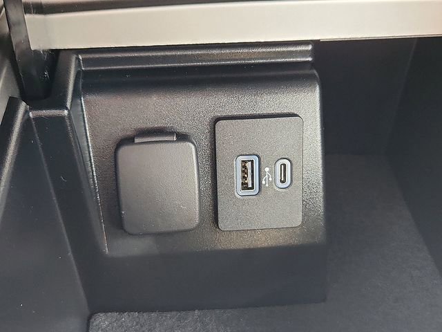 Used 2022 Ford Explorer XLT w/ Equipment Group 202A image 26