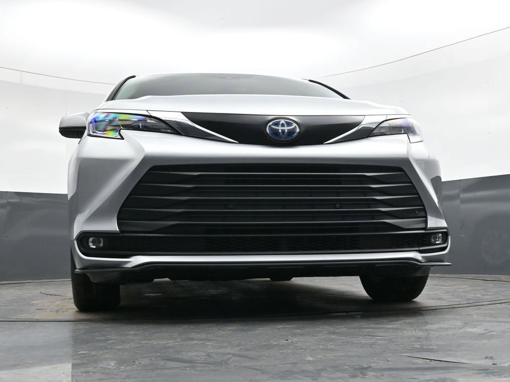 Used 2025 Toyota Sienna XLE image 44