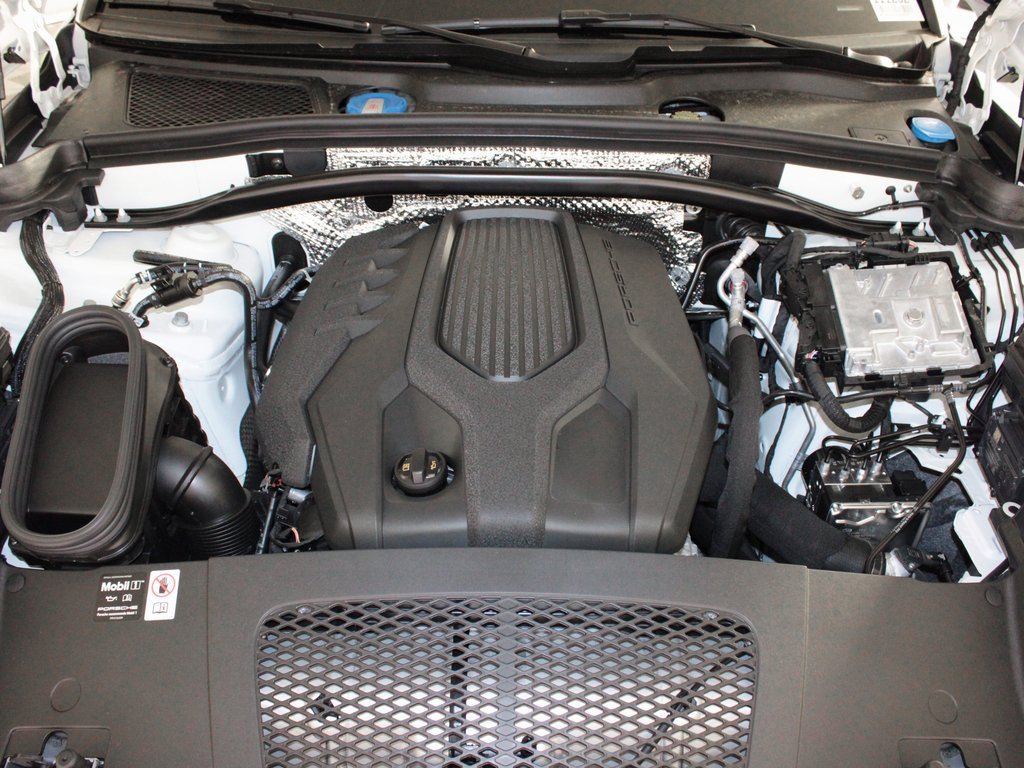 Used 2025 Porsche Macan image 23