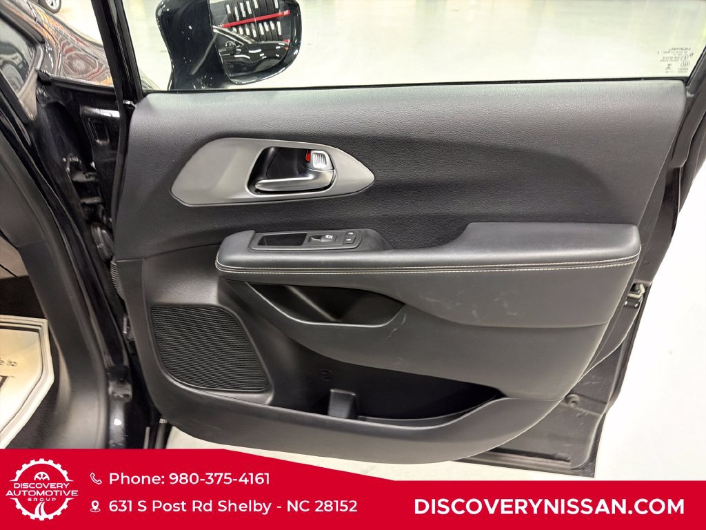 Used 2025 Chrysler Pacifica Limited FWD image 38