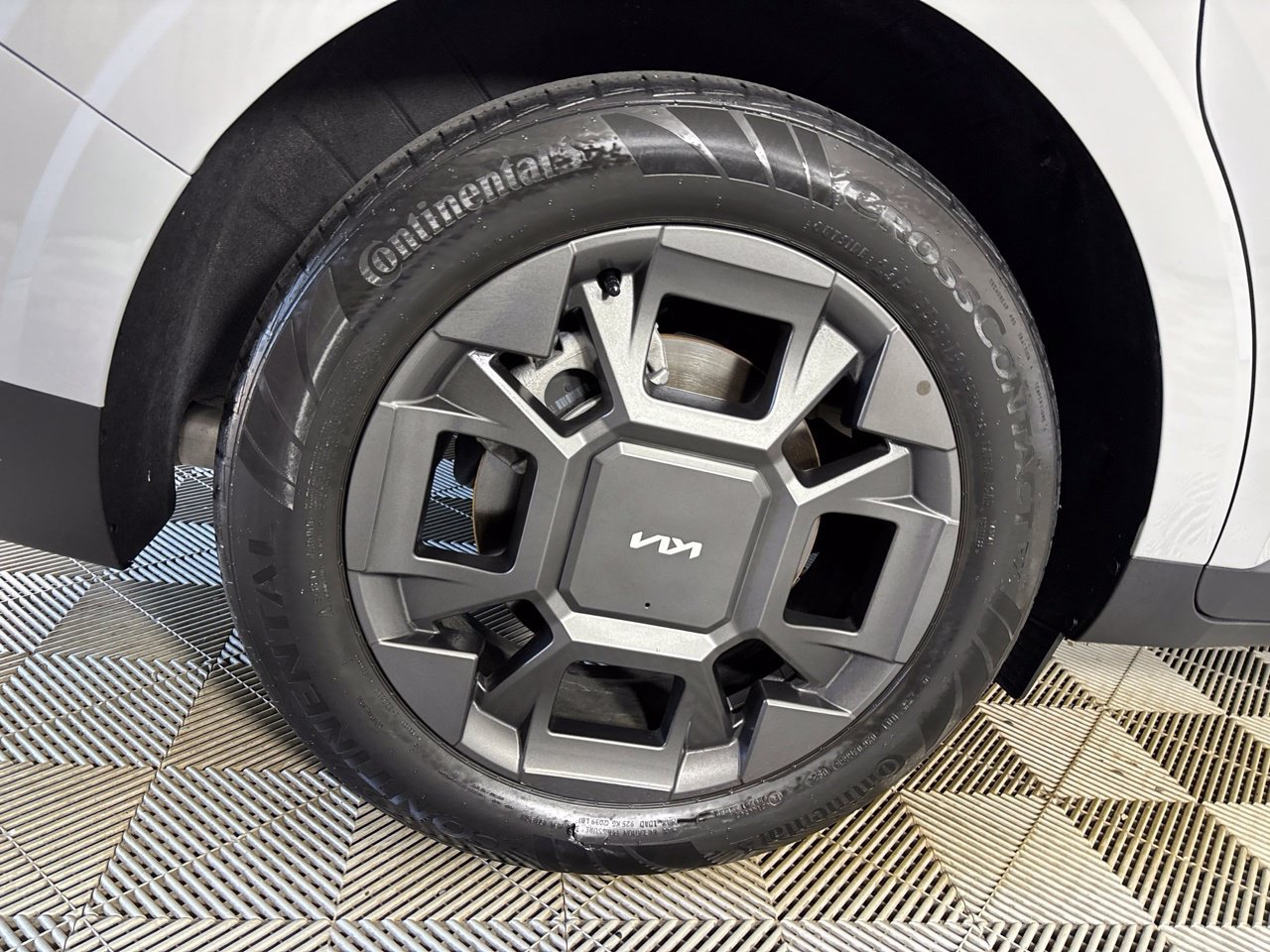 Used 2025 Kia Carnival SX FWD image 32