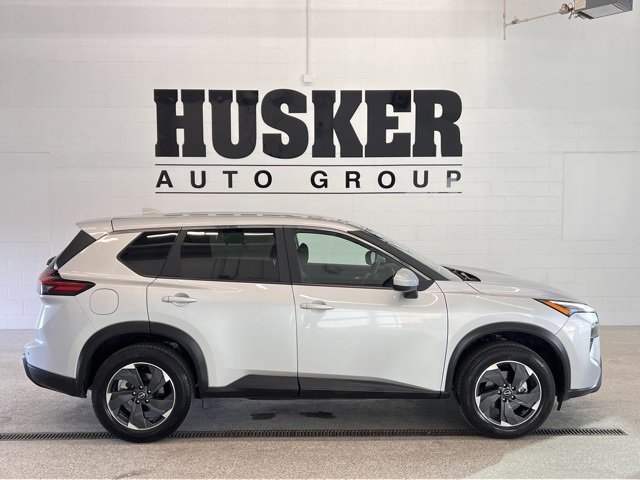 Used 2025 Nissan Rogue SV image 2